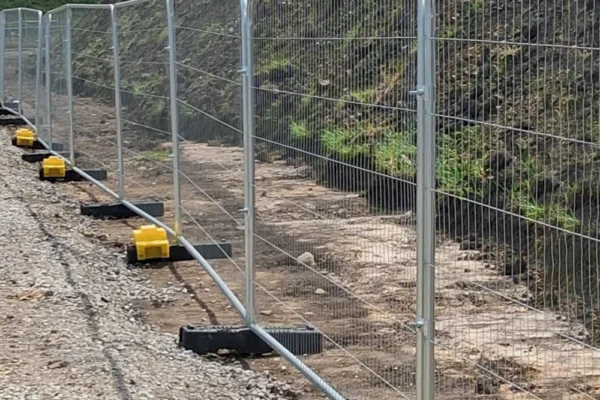 safe lift ballast block - hi-vis mesh fencing stability